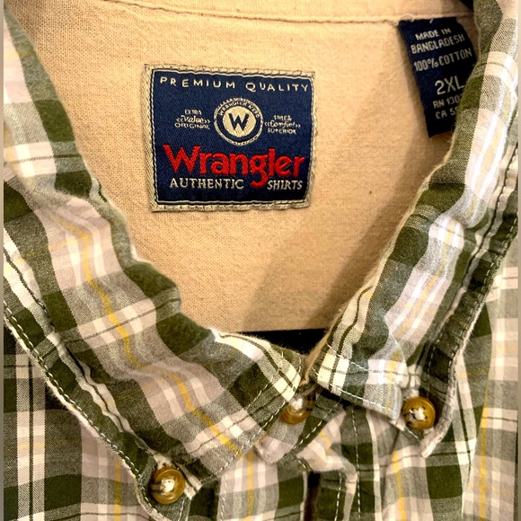 2 pack of men’s short sleeve shirts 2XL Kirkland/ wrangler bundle EUC - Picture 3 of 4